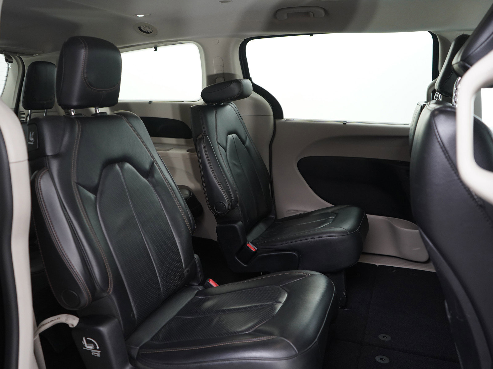 Used 2019 Chrysler Pacifica Touring-L image 12