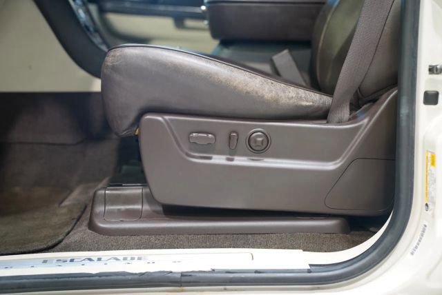 Used 2013 Cadillac Escalade Platinum AWD/4WD image 18