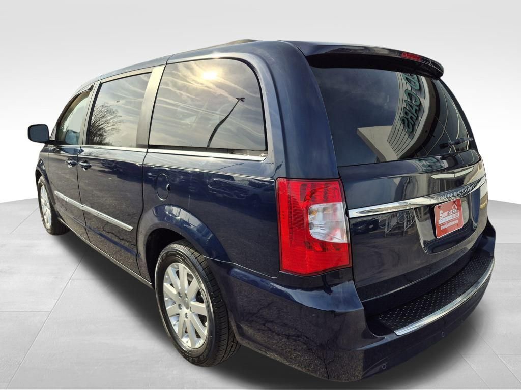 Used 2013 Chrysler Town & Country Touring image 4