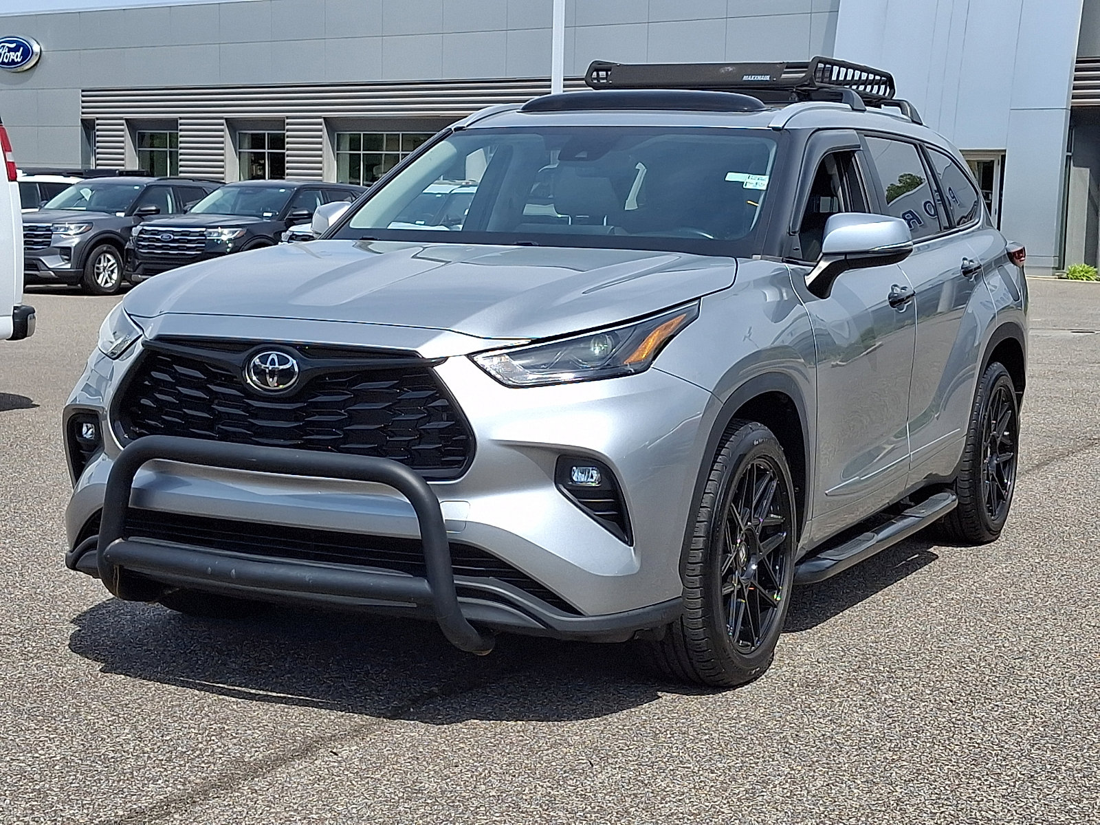 Used 2023 Toyota Highlander XLE FWD image 4