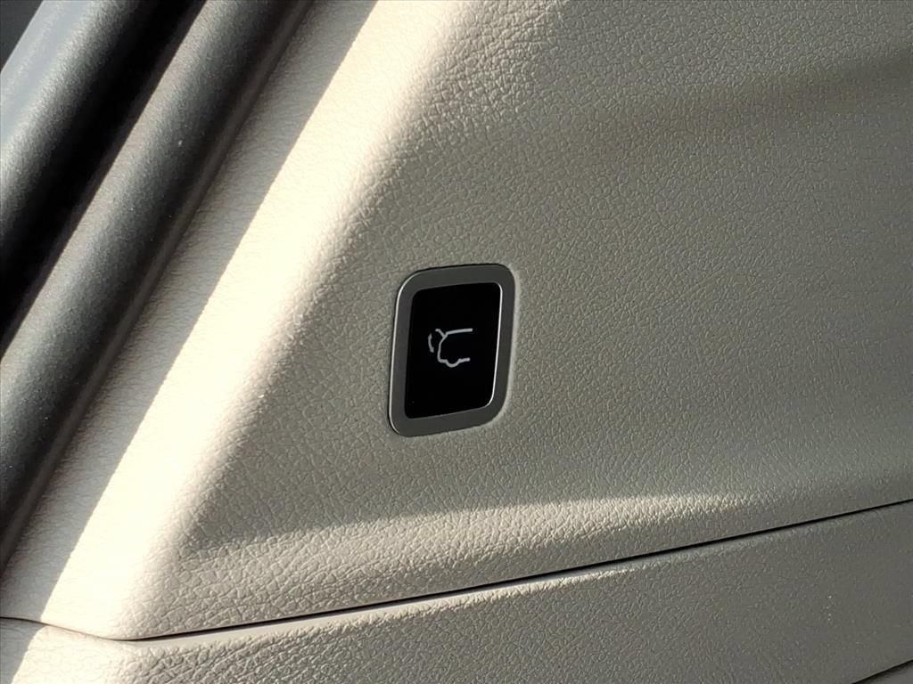 Used 2024 Chrysler Pacifica Touring-L FWD image 23