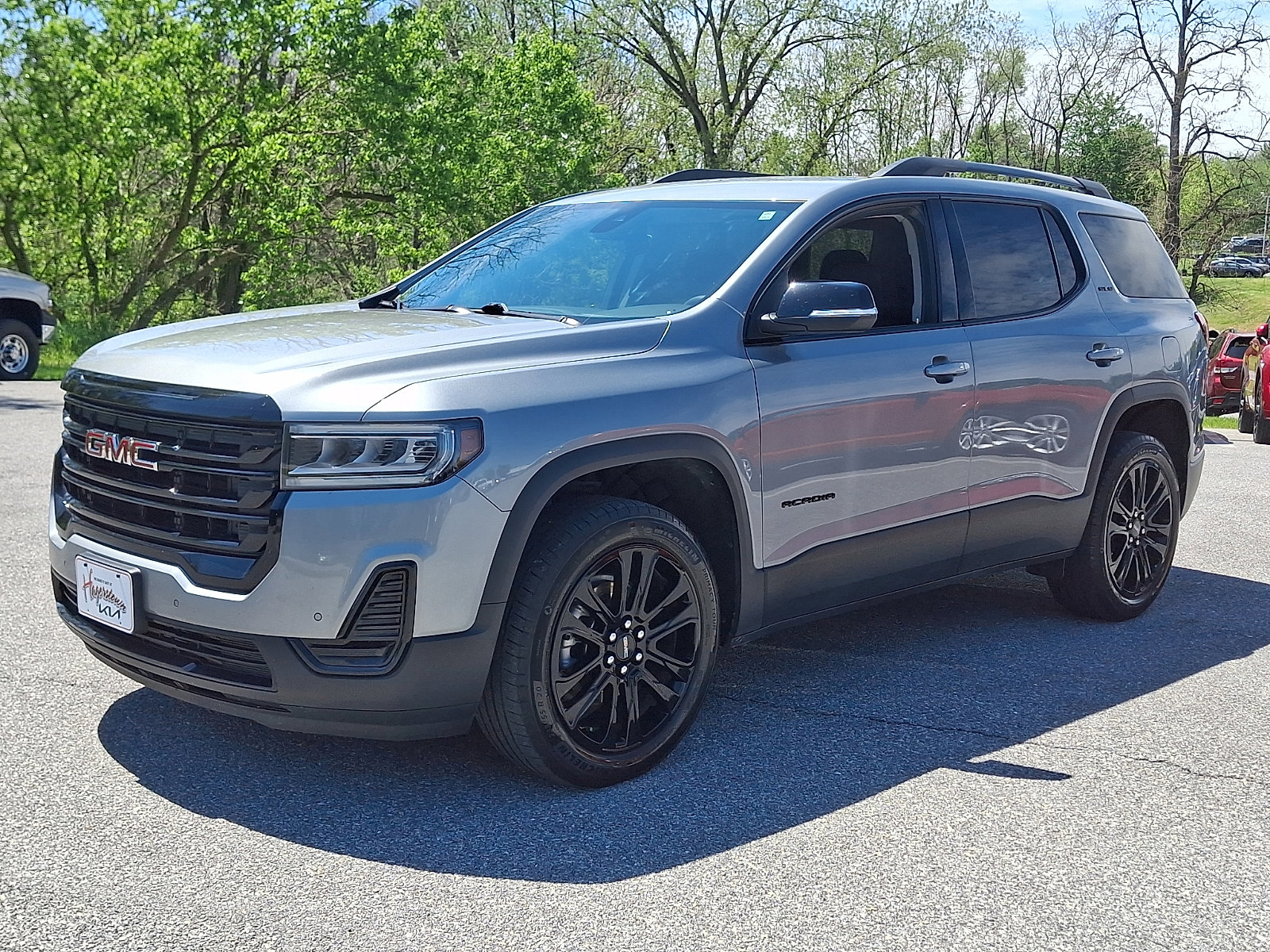 Used 2023 GMC Acadia SLE w/ Driver Convenience Package image 3