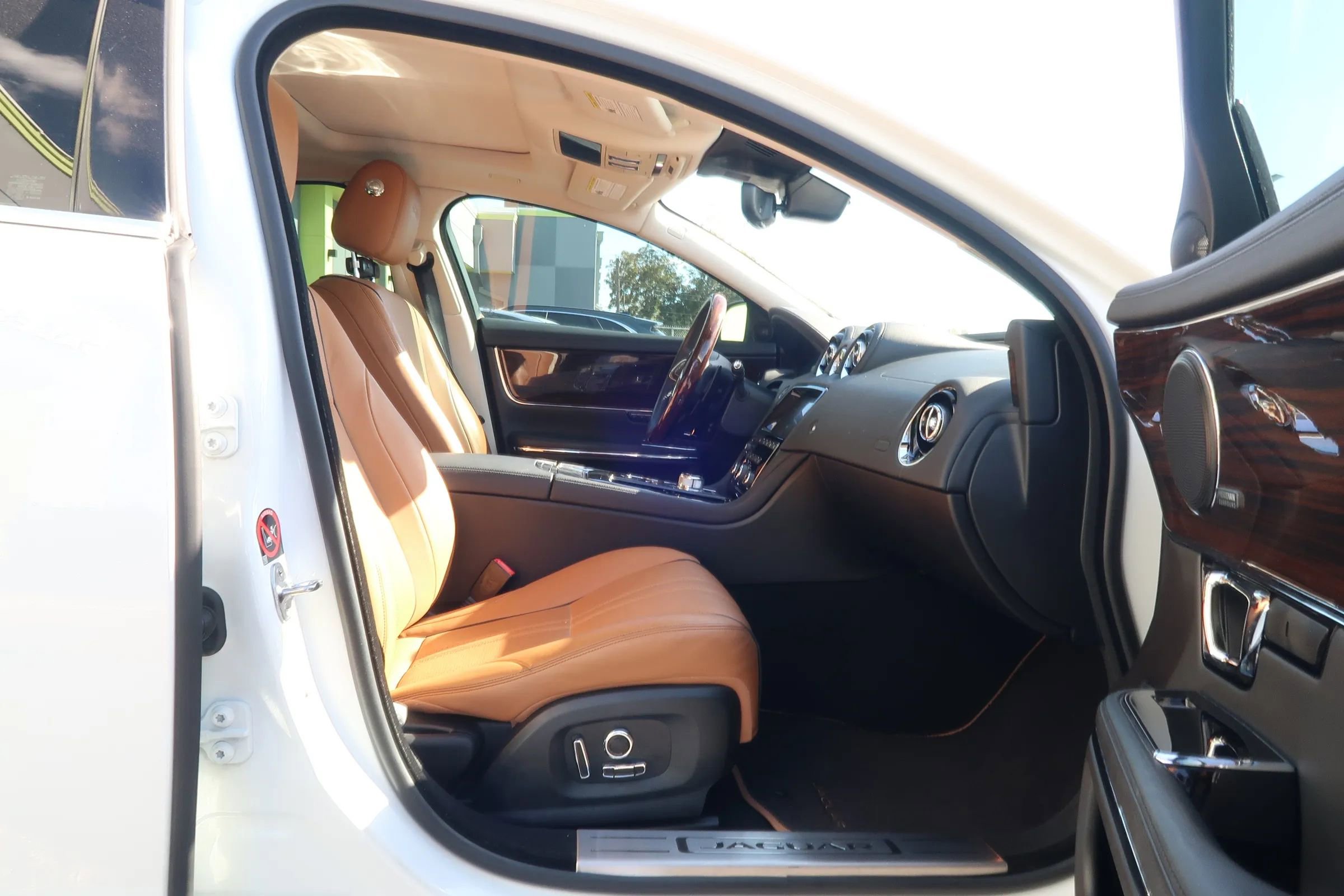 Used 2019 Jaguar XJ R-Sport RWD image 23