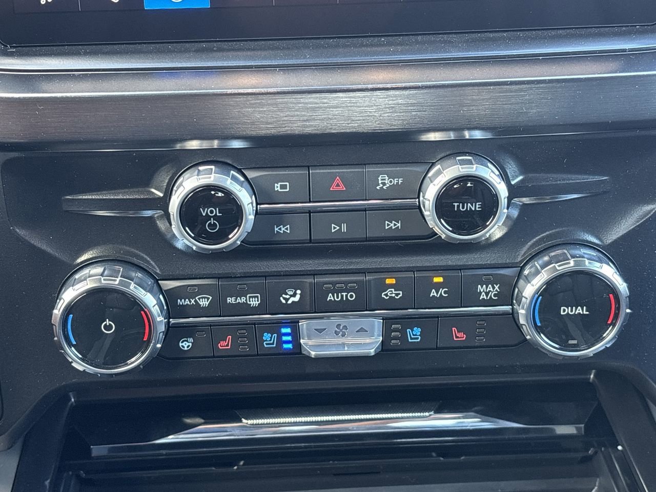 New 2026 Ford F250 Lariat w/ Black Appearance Package image 27