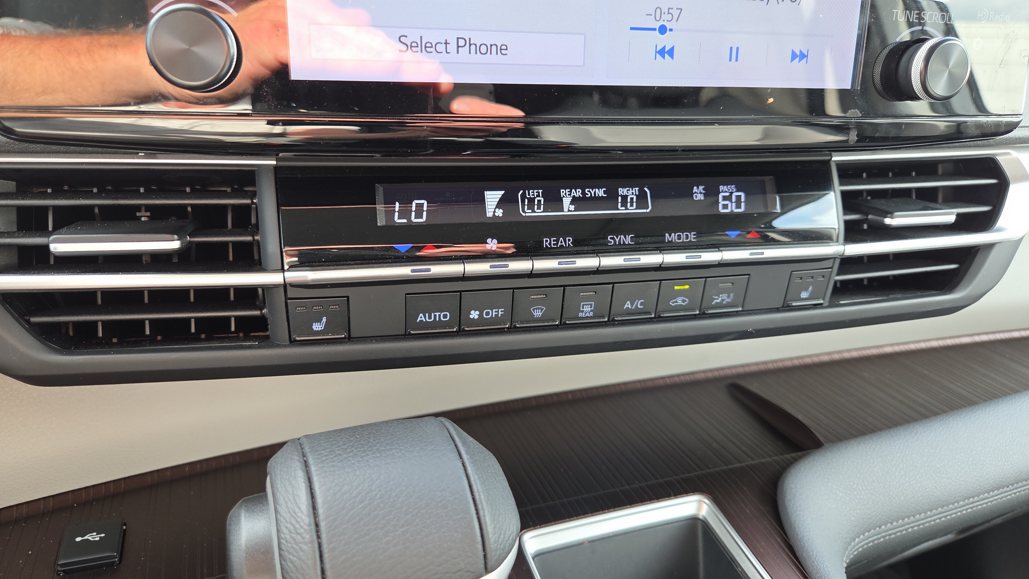 Certified 2024 Toyota Sienna XLE FWD image 26