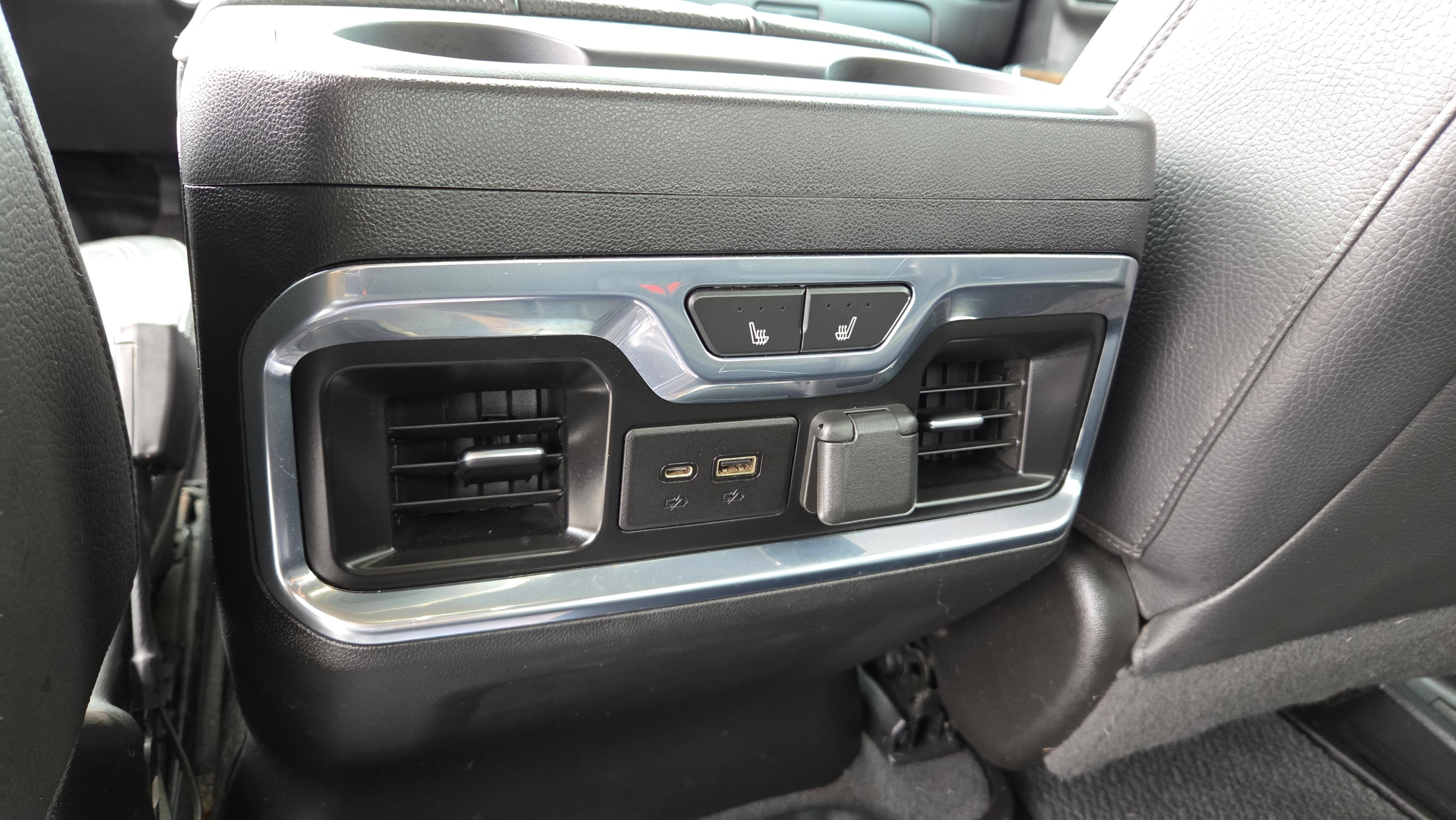 Used 2021 GMC Sierra 3500 Denali w/ Denali Black Diamond Edition AWD/4WD image 13