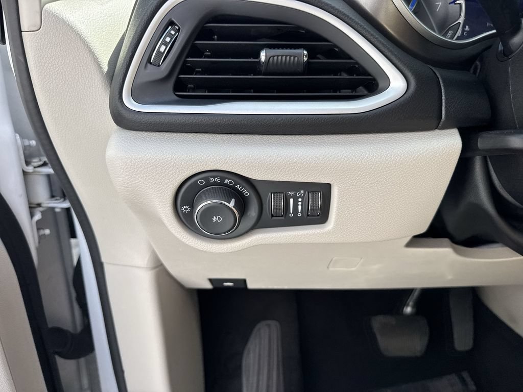Used 2024 Chrysler Pacifica Touring-L FWD image 55