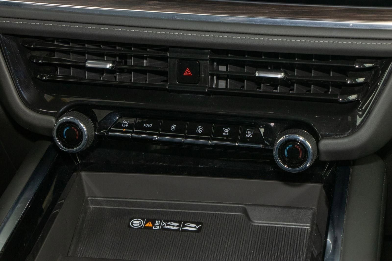 Used 2025 Chevrolet Suburban Z71 image 23