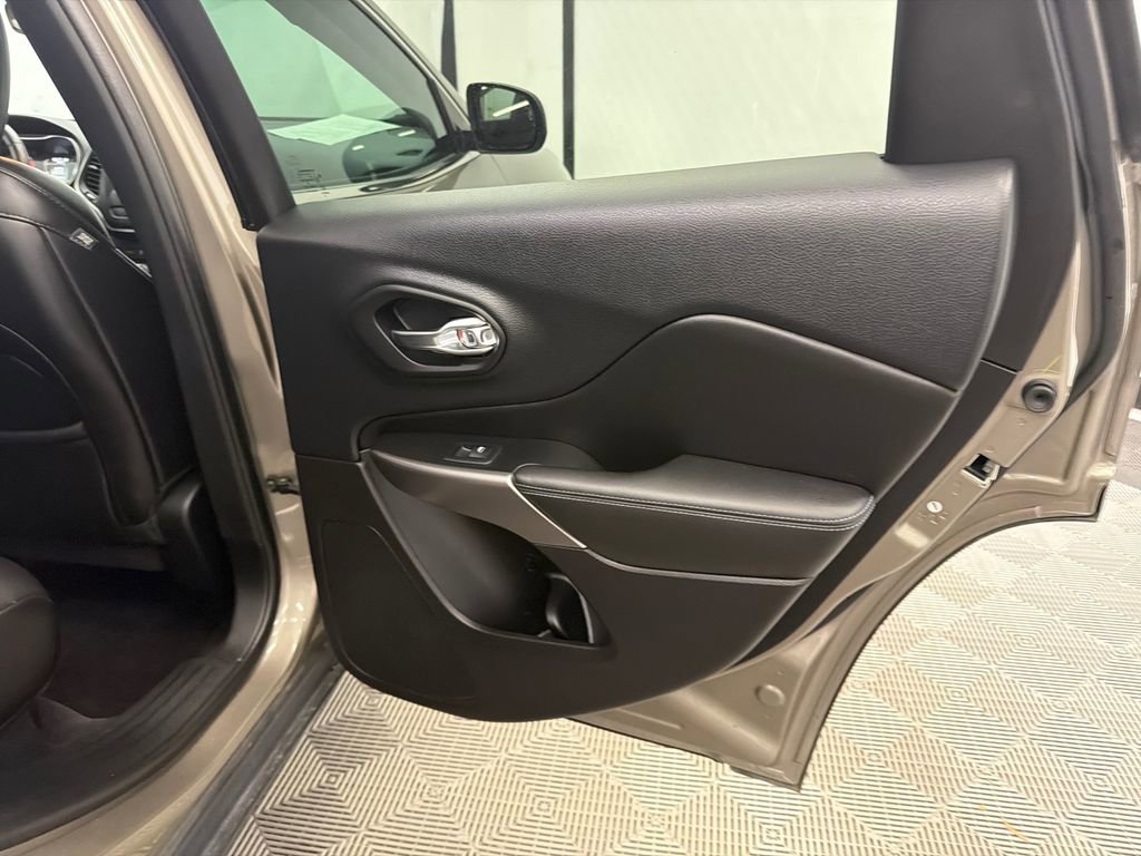 Used 2019 Jeep Cherokee Latitude Plus w/ Comfort/Convenience Group image 17