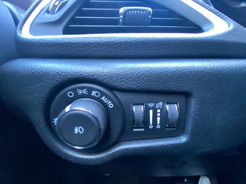 Used 2025 Chrysler Pacifica Limited image 23