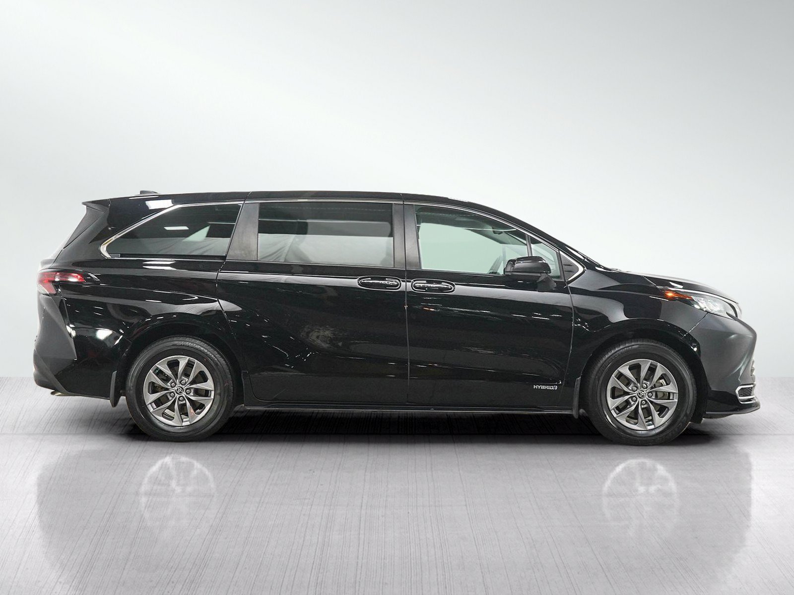 Used 2021 Toyota Sienna XLE AWD/4WD image 6