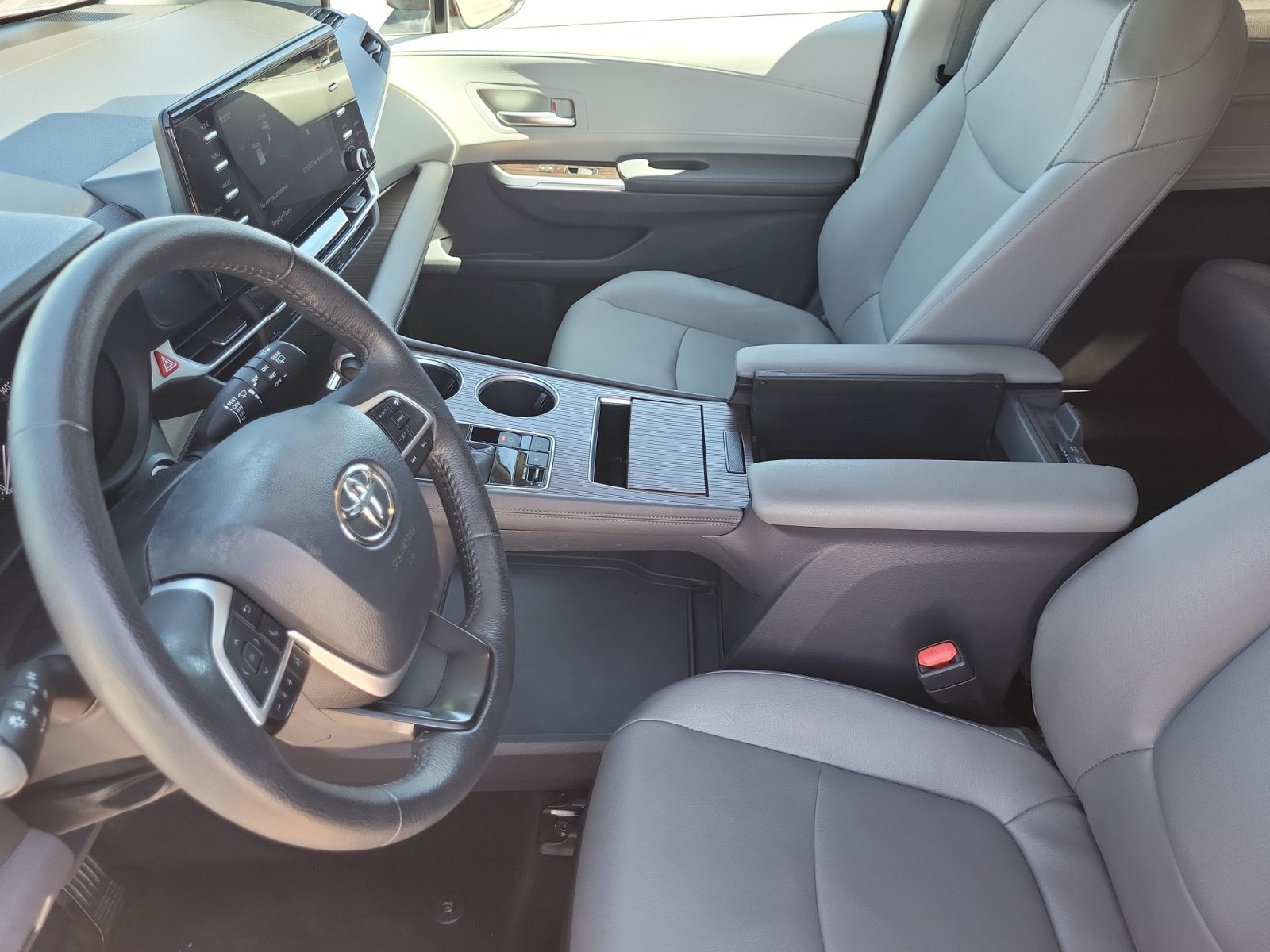 Used 2023 Toyota Sienna XLE FWD image 19