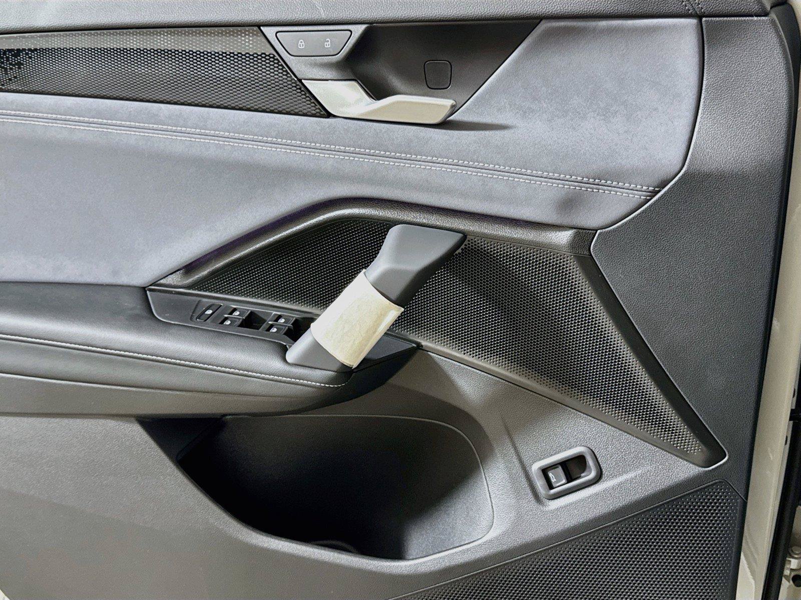 New 2026 Volkswagen Tiguan SE R-Line FWD image 15
