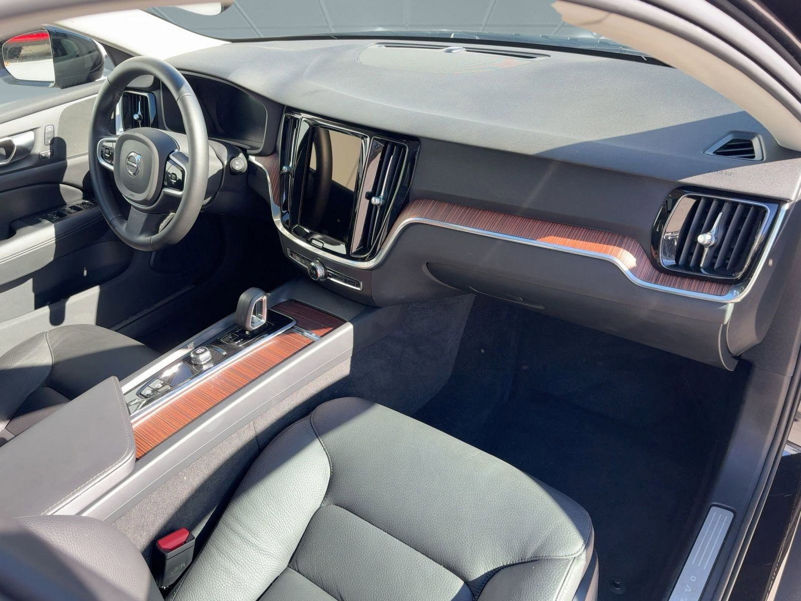 Certified 2025 Volvo V60 B5 Cross Country Plus image 30