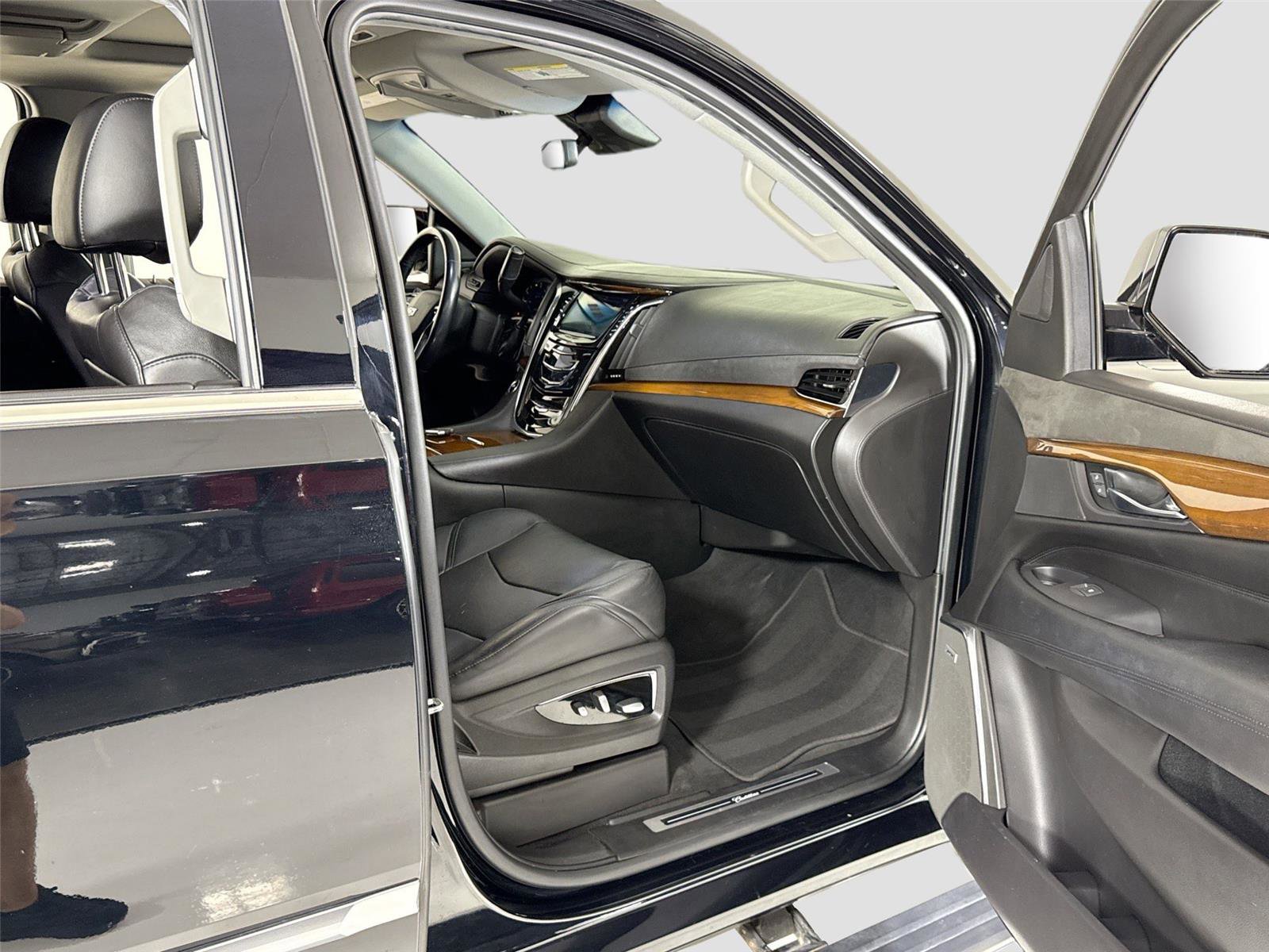 Used 2018 Cadillac Escalade Premium Luxury AWD/4WD image 31