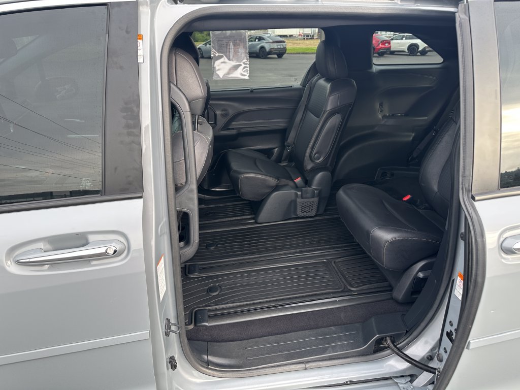 Used 2024 Toyota Sienna XLE Woodland Edition AWD/4WD image 14
