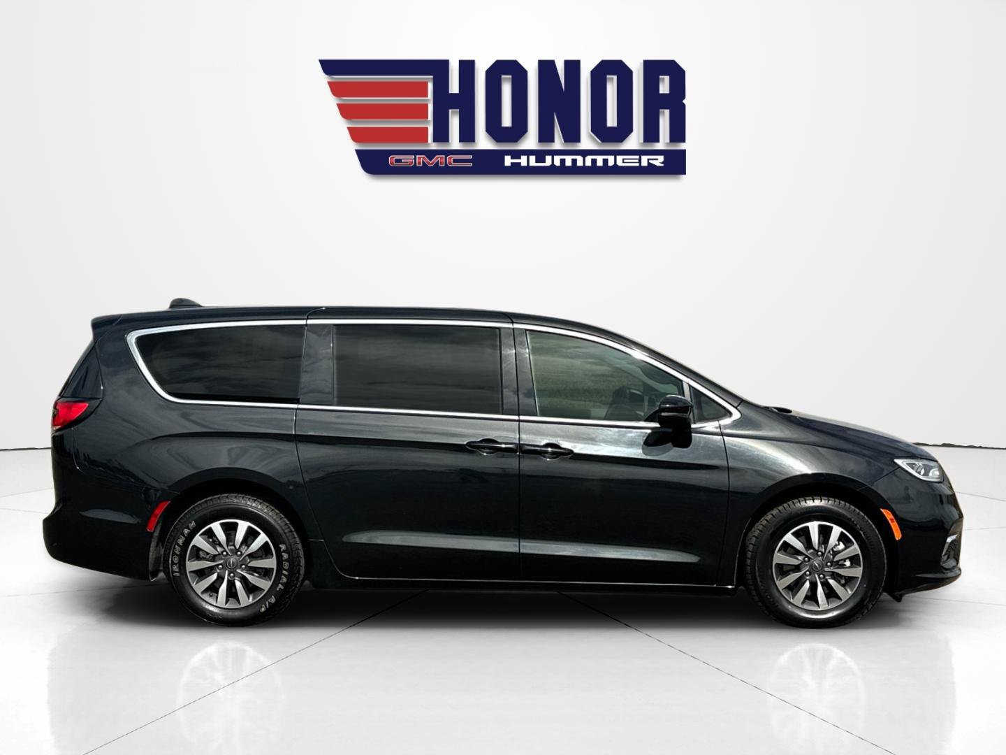 Used 2023 Chrysler Pacifica Touring-L FWD image 3