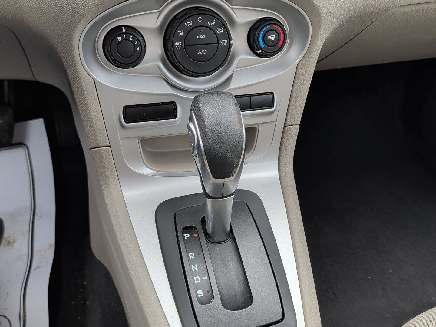 Used 2017 Ford Fiesta SE image 18