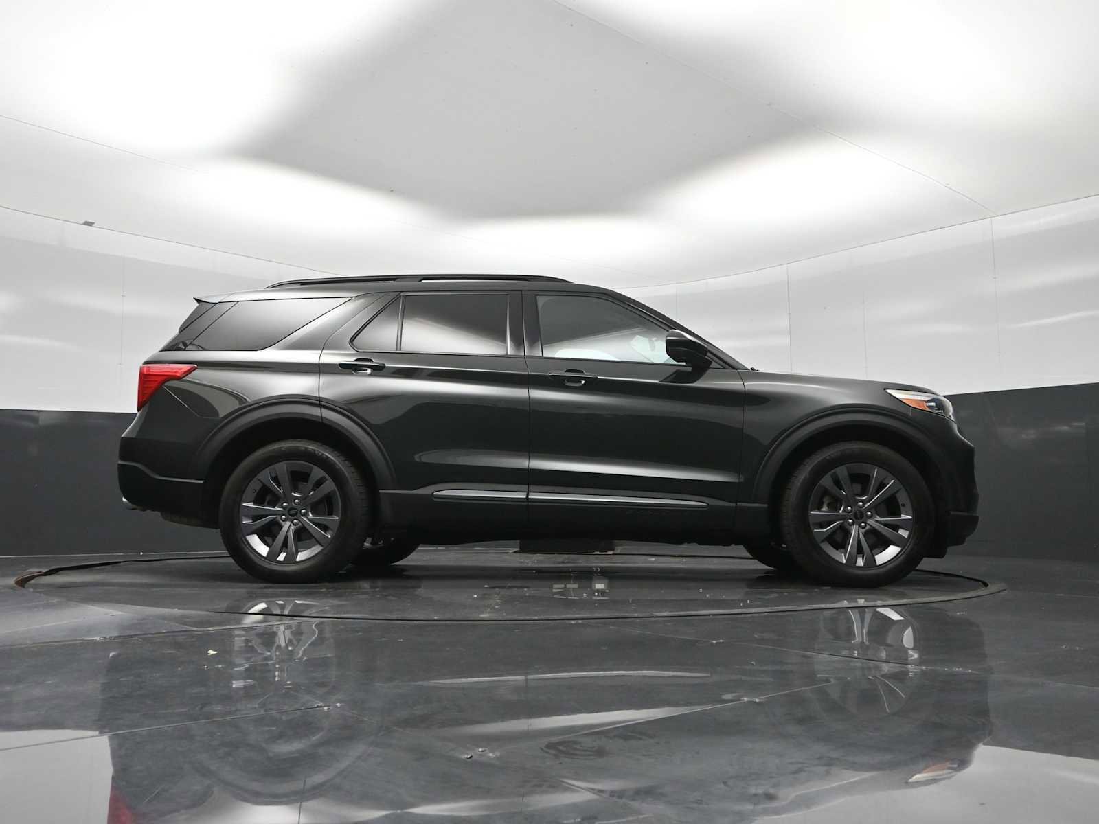 Used 2023 Ford Explorer XLT w/ Equipment Group 202A AWD/4WD image 34