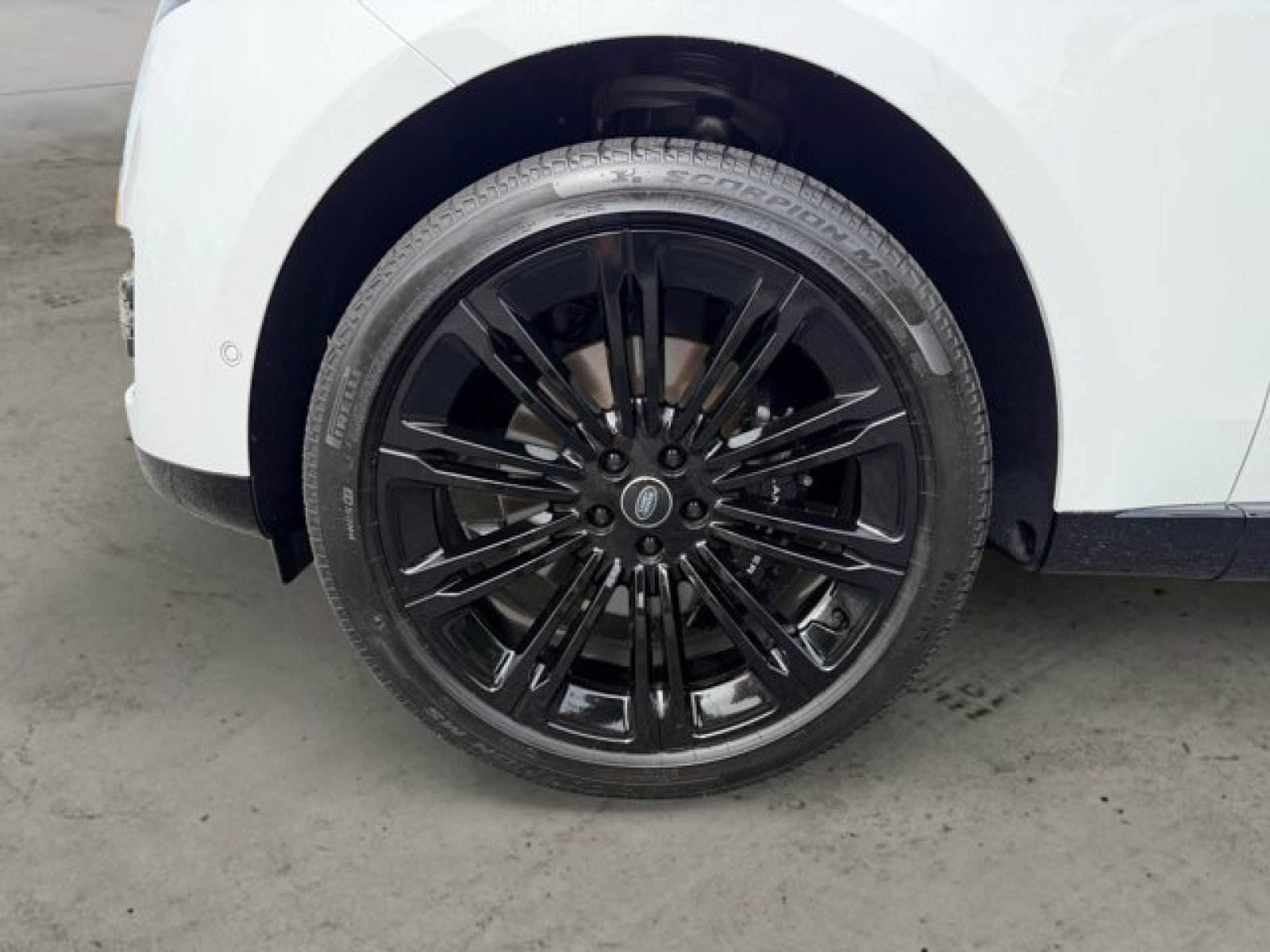 Certified 2025 Land Rover Range Rover SE AWD/4WD image 9