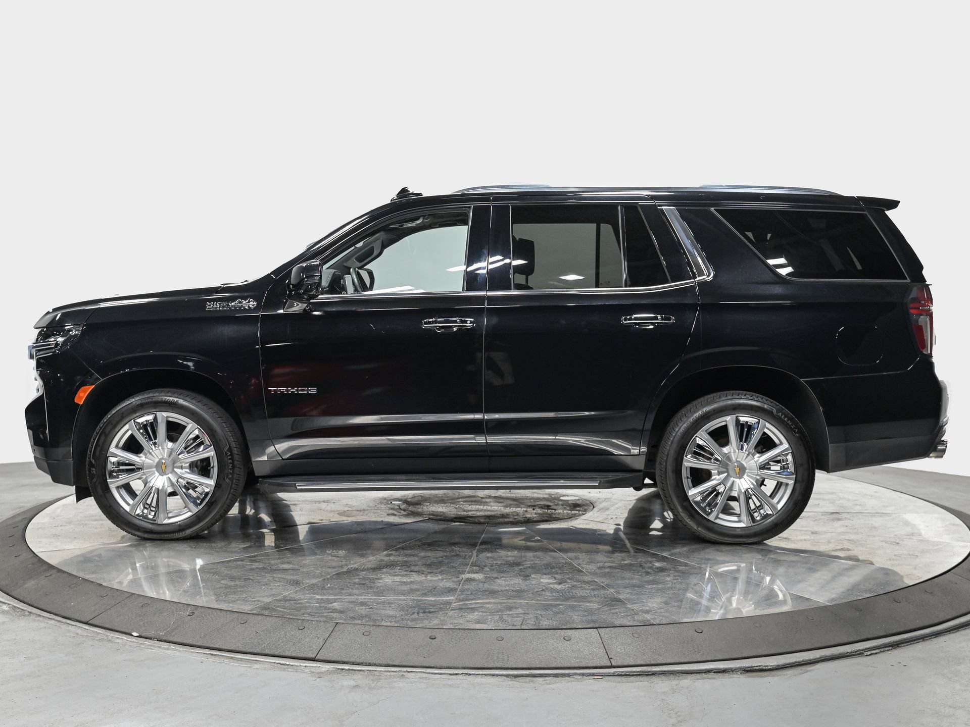 Used 2022 Chevrolet Tahoe High Country AWD/4WD image 2