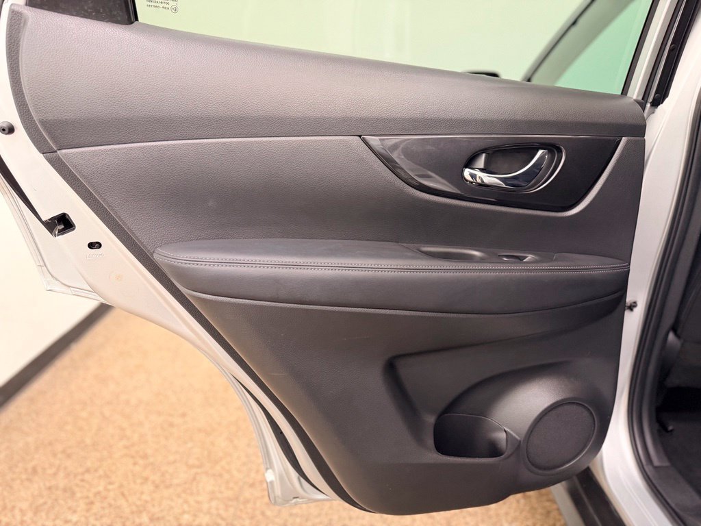 Used 2018 Nissan Rogue SV AWD/4WD image 22