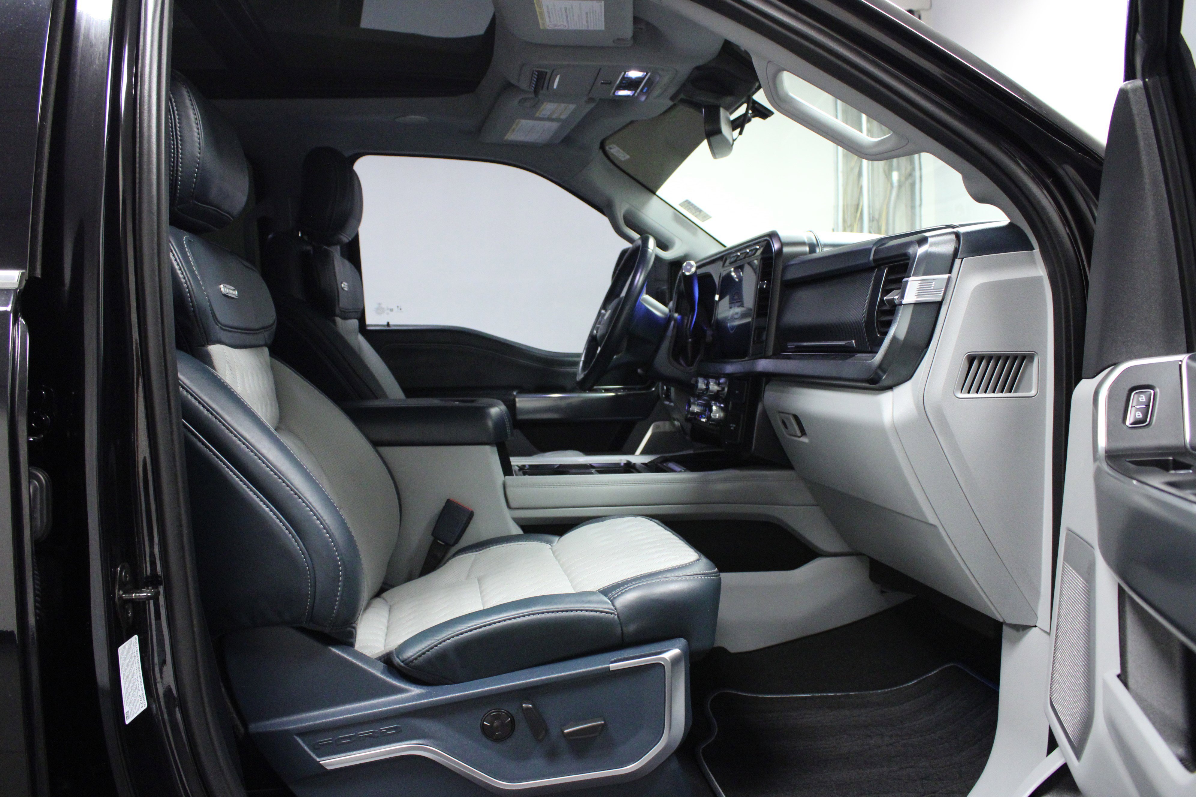 Used 2023 Ford F450 Limited w/ FX4 Off-Road Package image 16