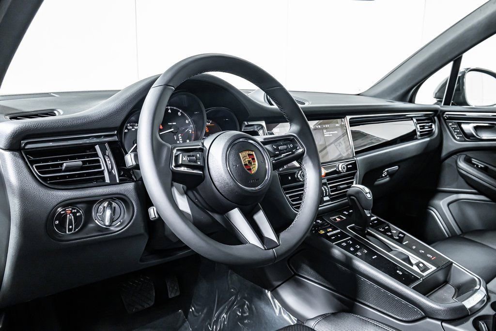 Certified 2025 Porsche Macan image 4