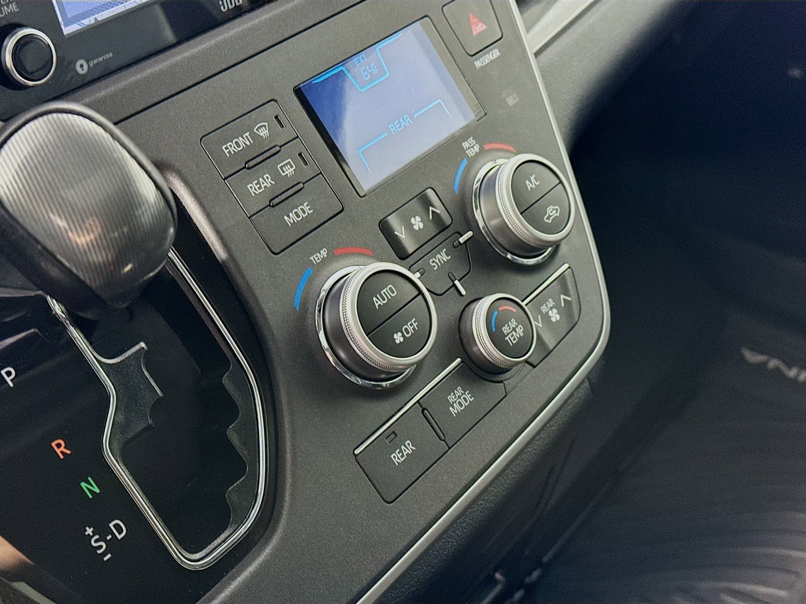 Used 2020 Toyota Sienna SE w/ SE Preferred Package FWD image 10