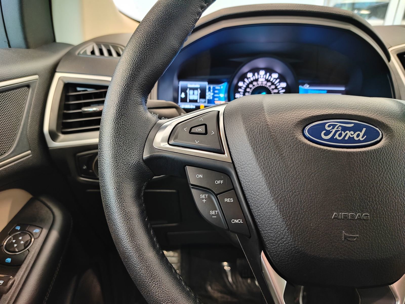 Used 2024 Ford Edge SEL image 11