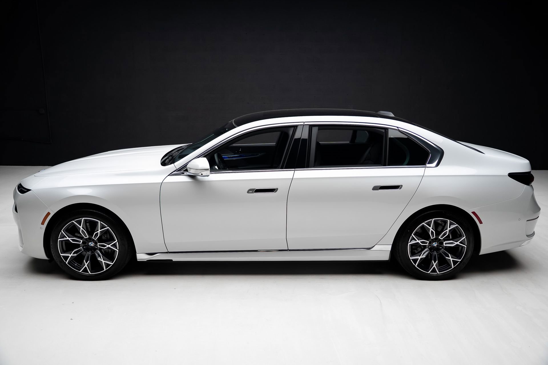 Used 2023 BMW i7 xDrive60 AWD/4WD image 17