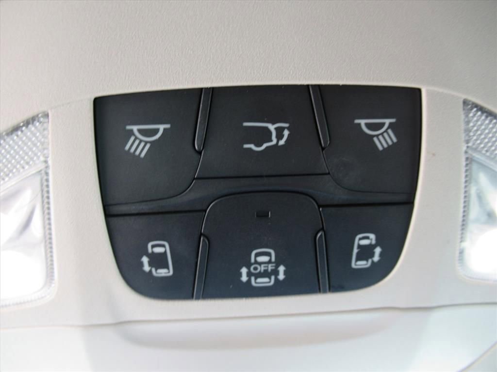 Used 2022 Chrysler Voyager LX image 22