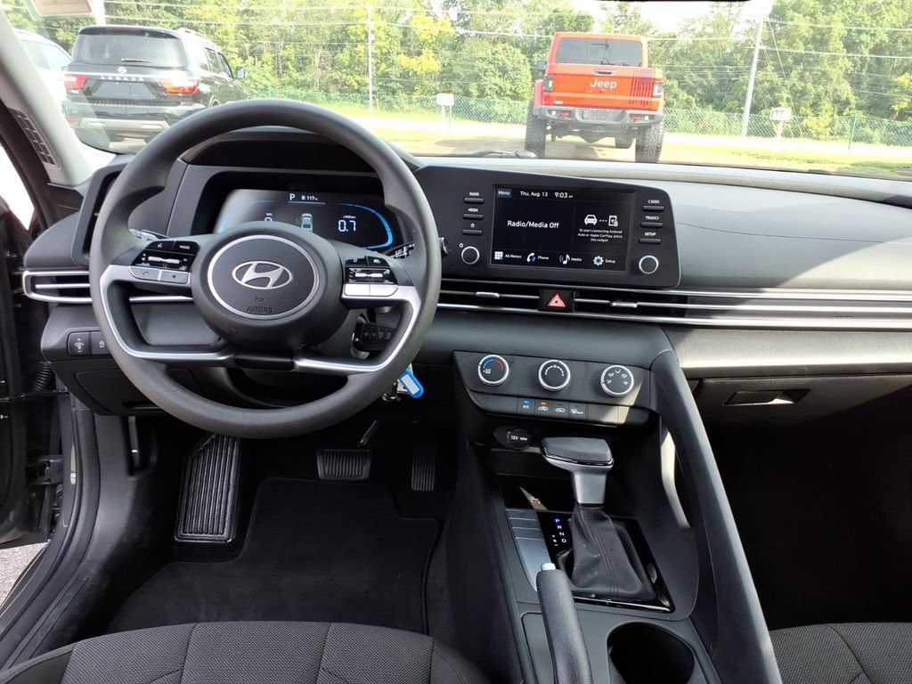 Used 2025 Hyundai Elantra SE FWD image 6