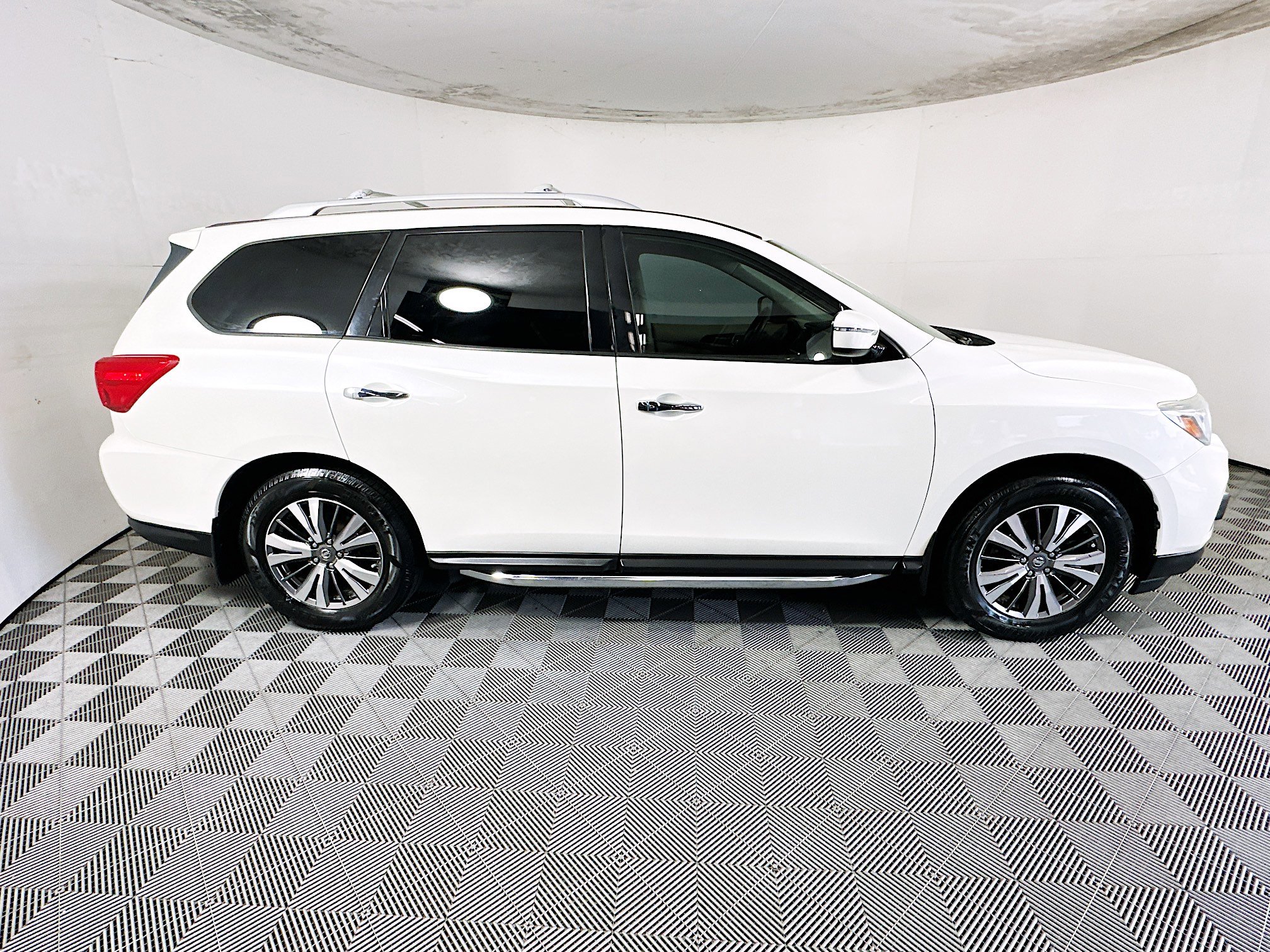 Used 2018 Nissan Pathfinder SV image 2