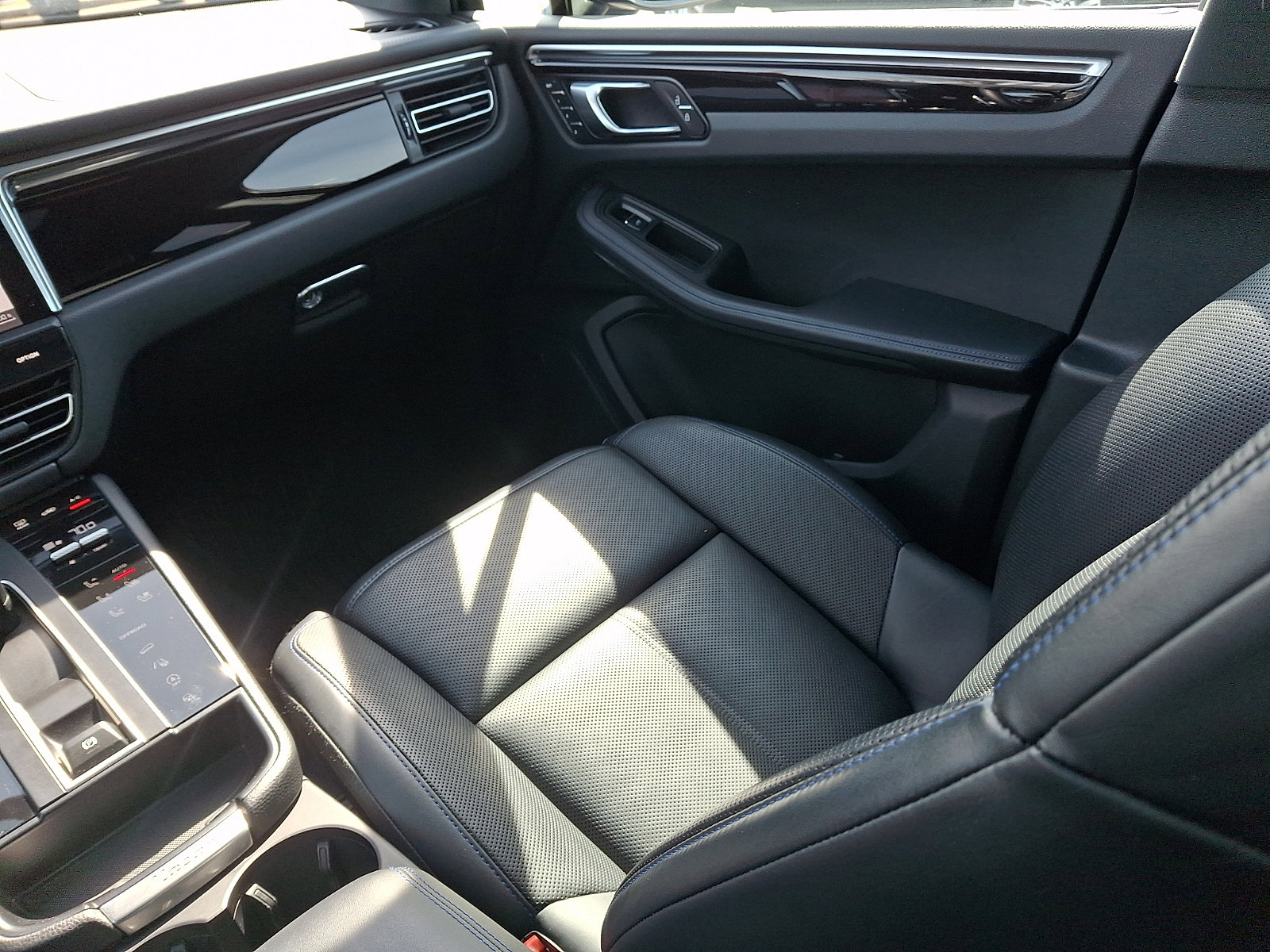 Used 2024 Porsche Macan Turbo image 16