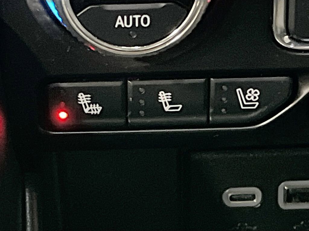 Used 2024 GMC Yukon XL AT4 w/ Technology Package image 21