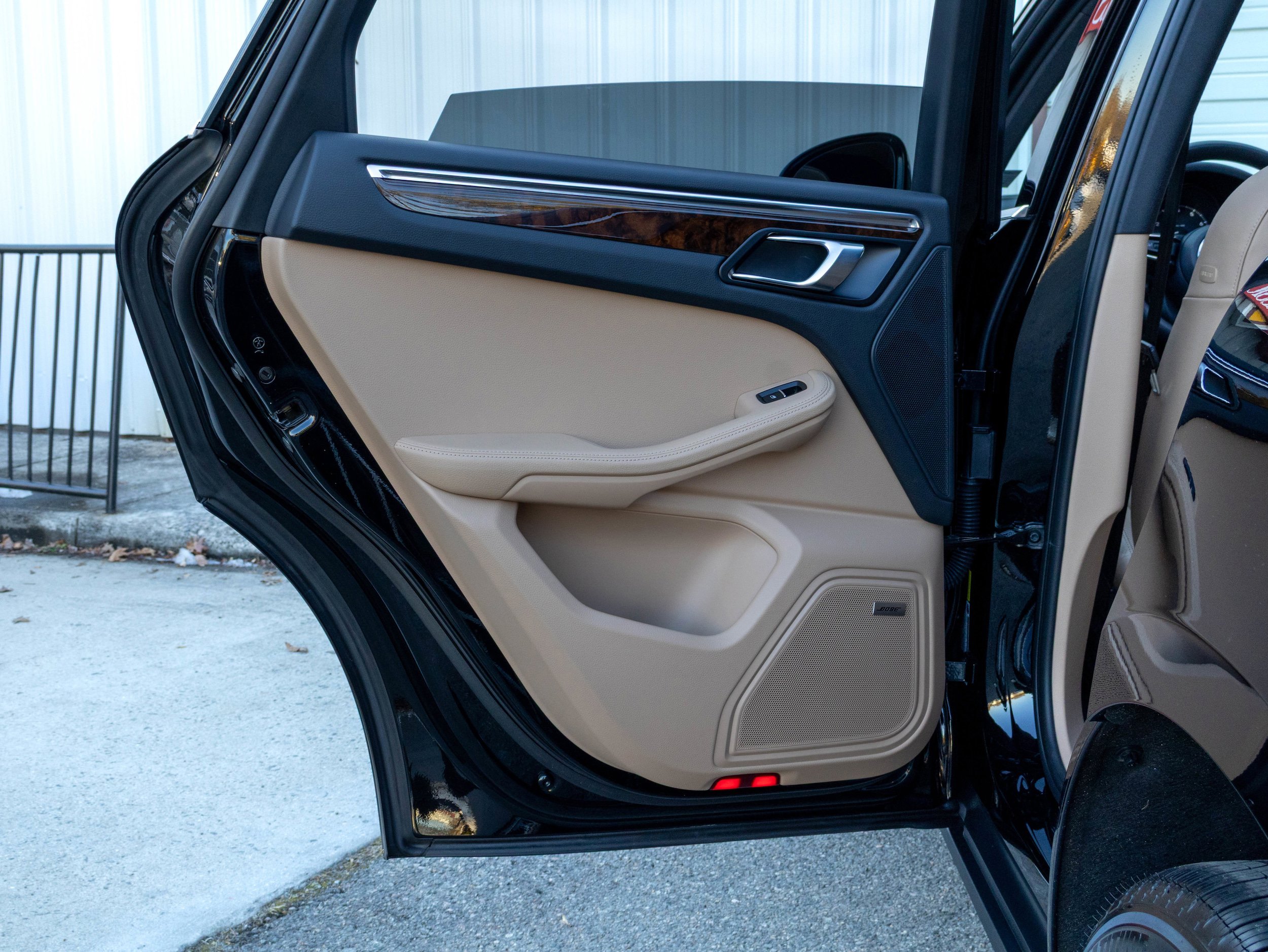 Certified 2025 Porsche Macan AWD/4WD image 29