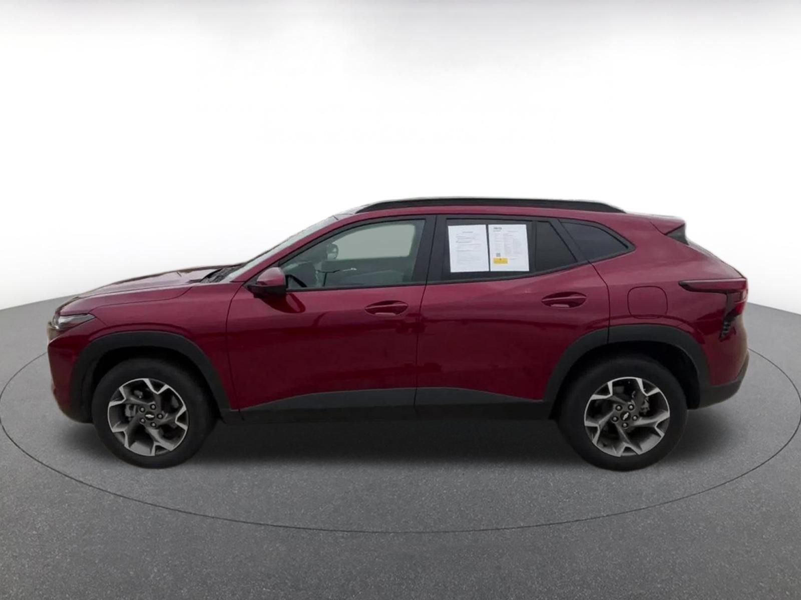Used 2025 Chevrolet Trax LT FWD image 9