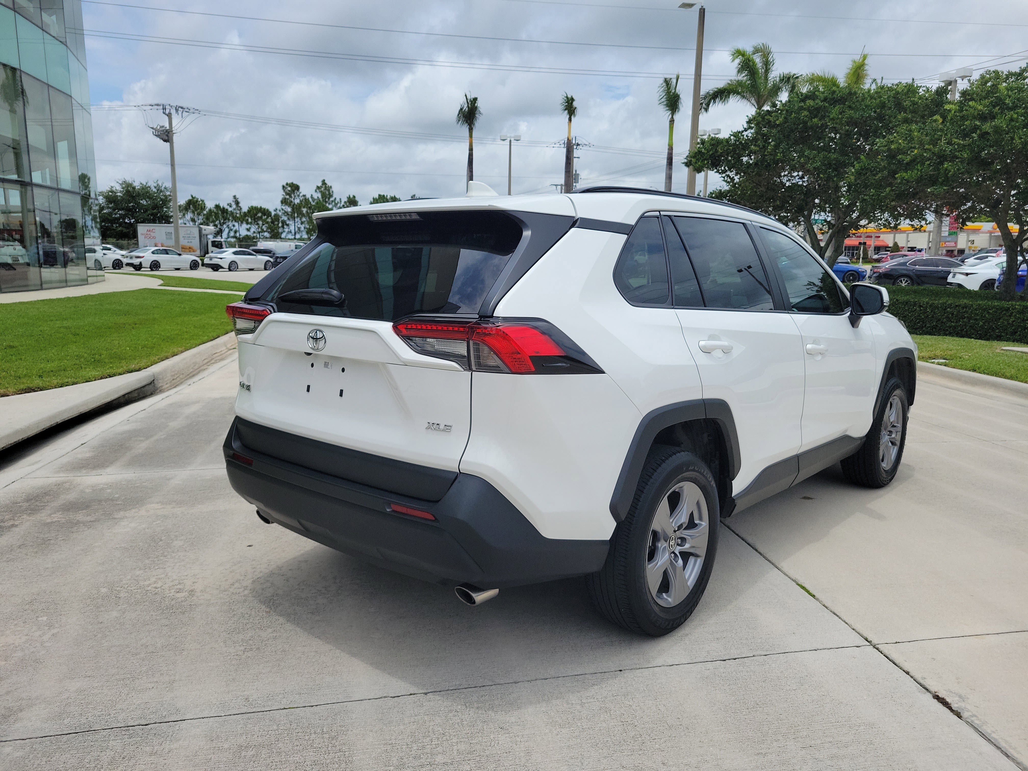 Used 2024 Toyota RAV4 XLE FWD image 8