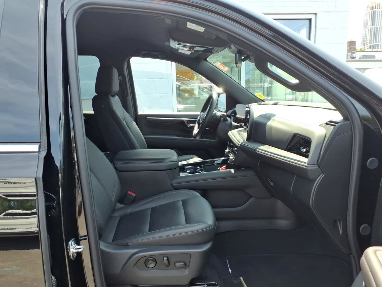 Used 2026 Chevrolet Suburban LT w/ Comfort Package AWD/4WD image 19