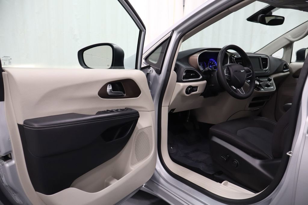 Certified 2023 Chrysler Voyager LX image 10