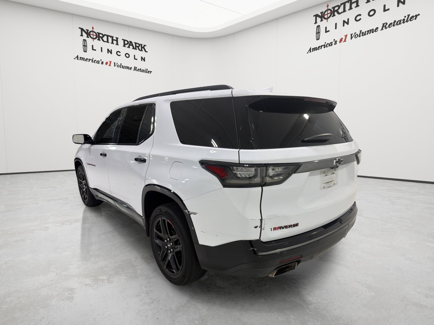 Used 2020 Chevrolet Traverse Premier w/ Redline Edition FWD image 3