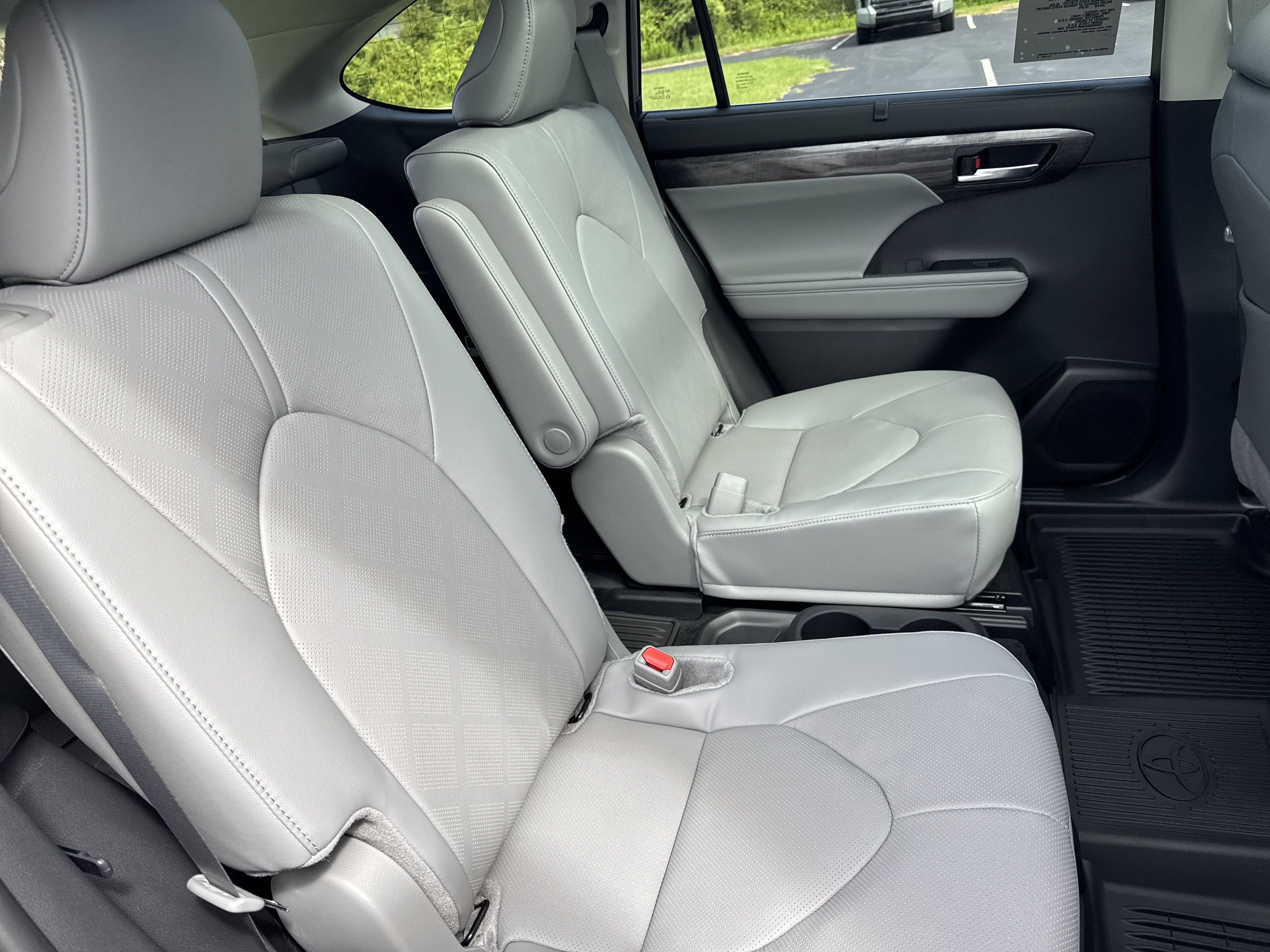 New 2025 Toyota Highlander Platinum AWD/4WD image 31