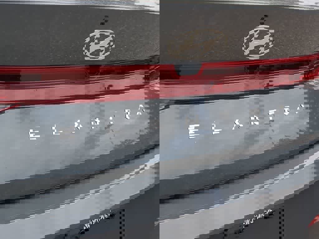 New 2025 Hyundai Elantra SE image 13