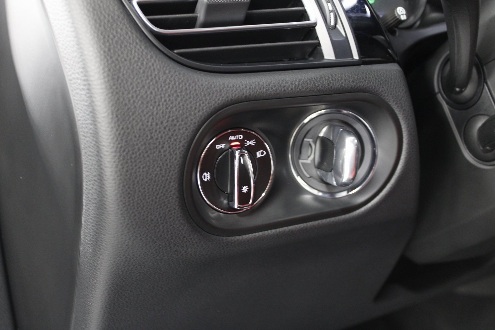 Certified 2025 Porsche Macan image 26