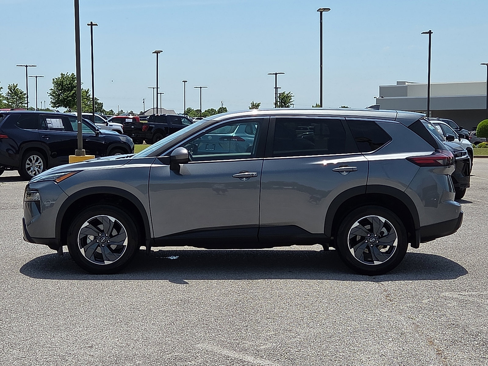 Used 2025 Nissan Rogue SV FWD image 3