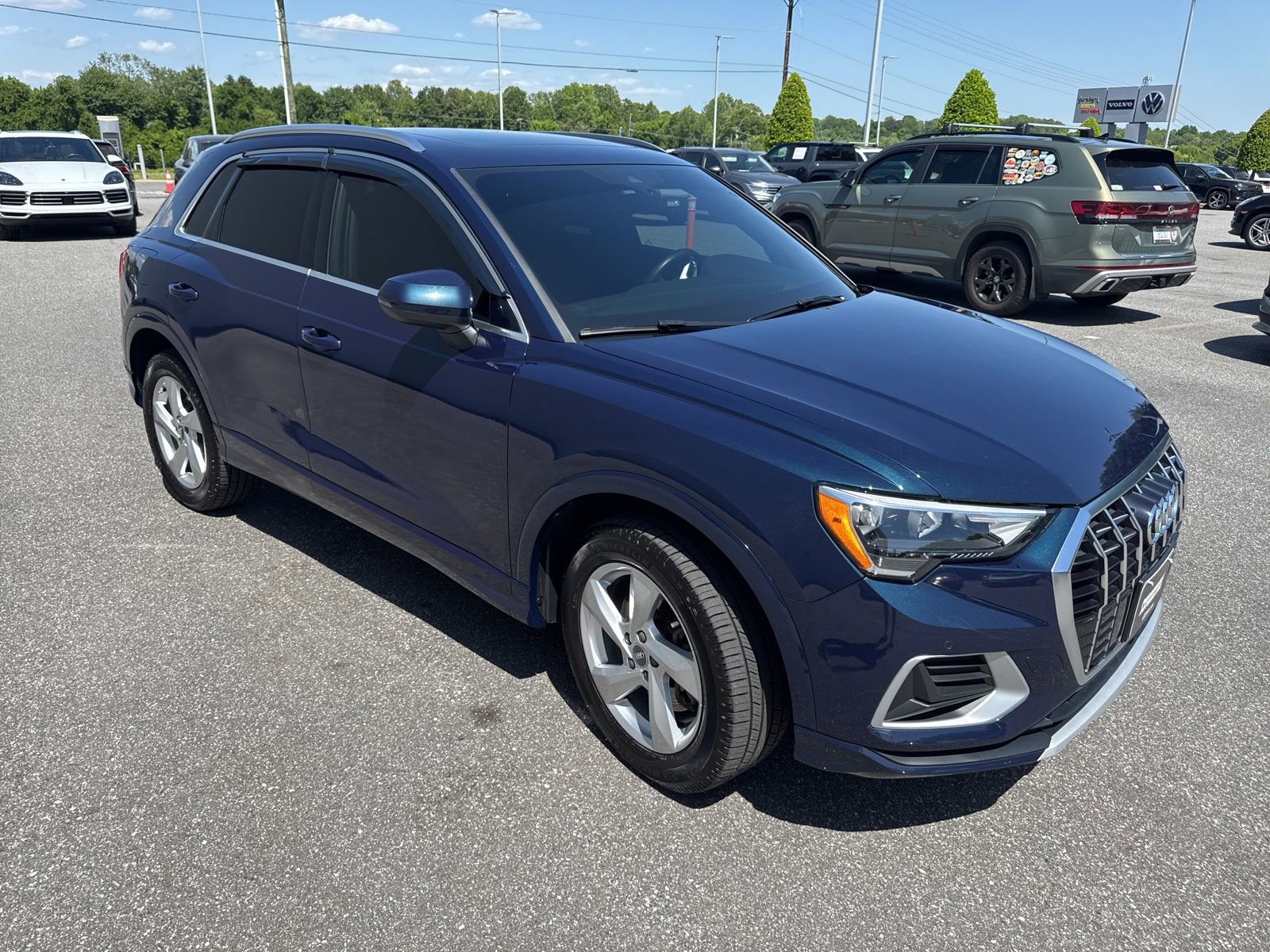 Used 2020 Audi Q3 2.0T Premium w/ Convenience Package AWD/4WD image 3