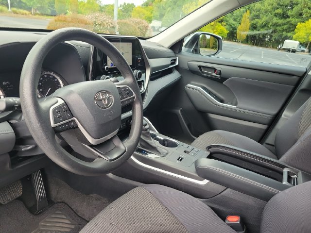 Used 2023 Toyota Highlander L FWD image 12