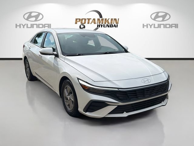 Certified 2025 Hyundai Elantra SE FWD image 3