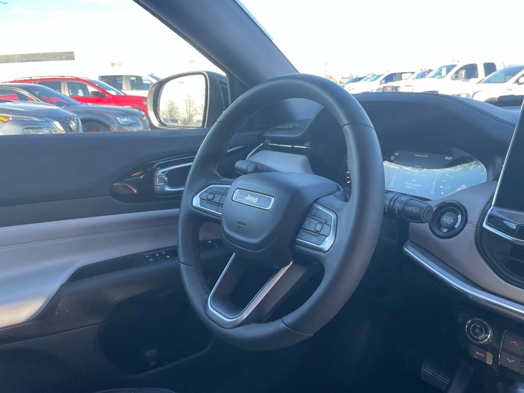 Used 2023 Jeep Compass Limited image 30